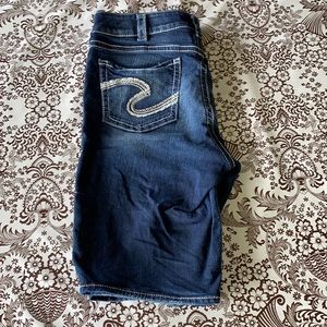 Silver “Suki Mid” Bermuda shorts
